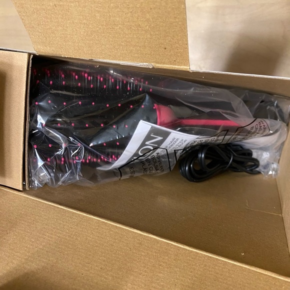 Revlon One-Step Volumizer Hair Styling Tool - Picture 4 of 5